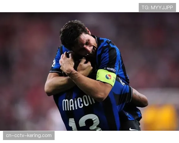 官方确认:因球迷向场内投掷烟雾弹,罗马对阵国米比赛中断十分钟